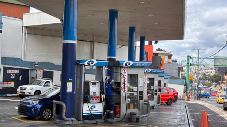 Vehículos en una gasolinera de Quito el 8 de abril de 2026.