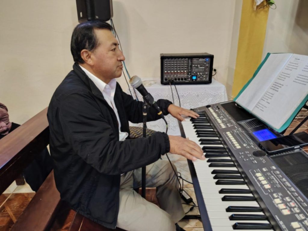 El connotado músico es experto en ejecutar guitarra y piano. Su inclinación empezó desde su niñez.