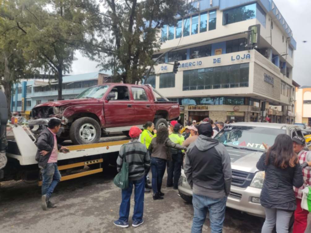 A eso del mediodía del último viernes, en la avenida Universitaria y Rocafuerte, se produjo un percance. Hubo daños materiales y un golpeado.