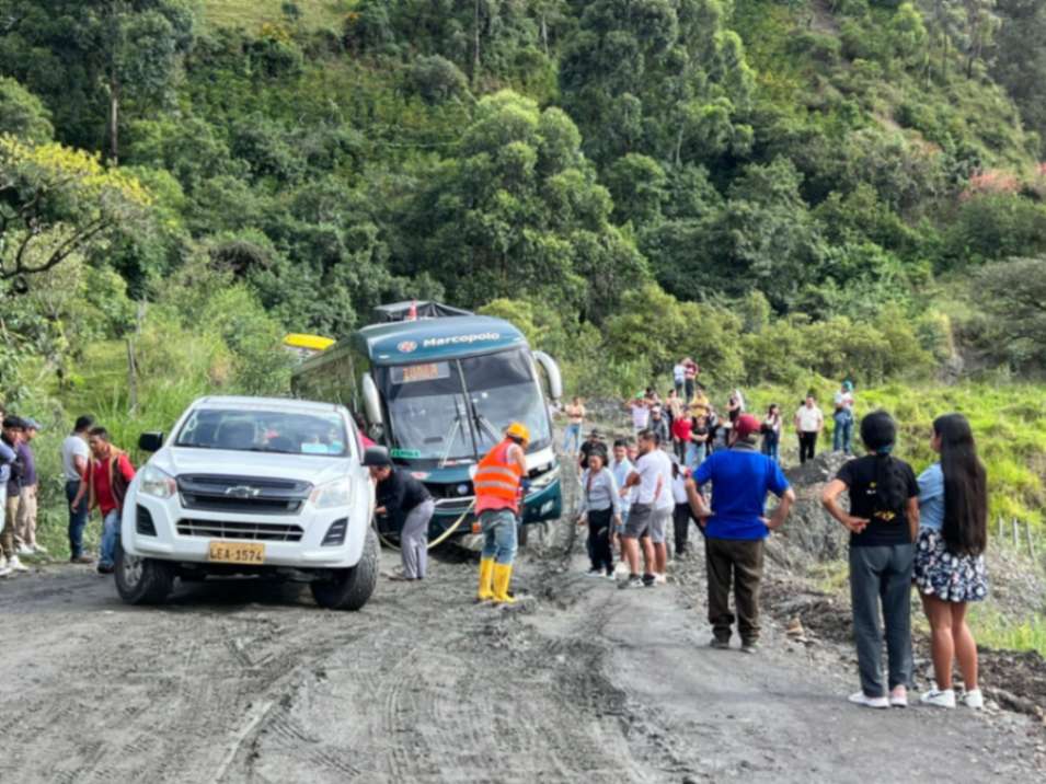 Una unidad de la Cooperativa Unión Cariamanga quedó atrapada en medio del lodo, en el tramo Yangana-Valladolid.