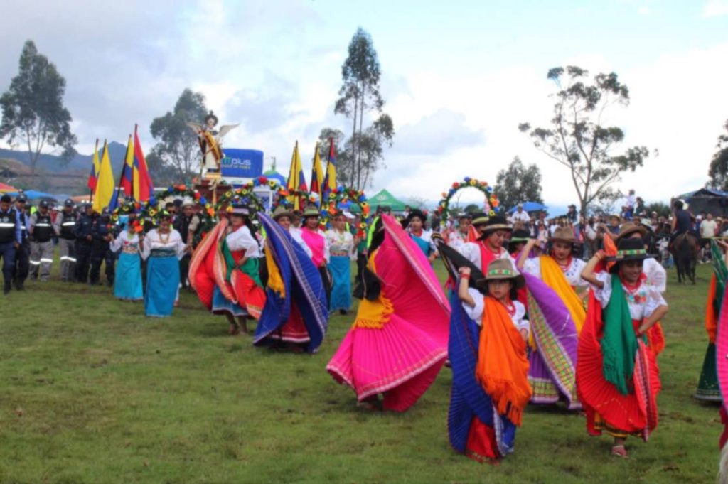 Cientos de personas participan cada año en las tradicionales escaramuzas en Chuquiribamba.