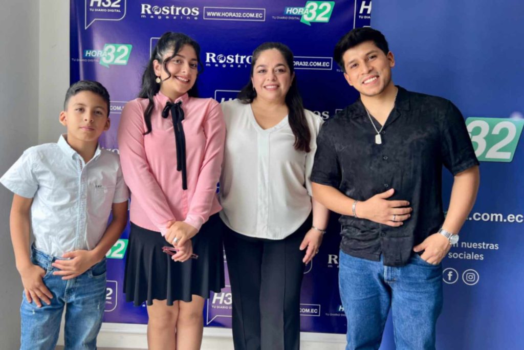 Rafael Ernesto Loaiza, Matilda Noelia Caraguay, Ruth Villamagua (directora y maestra de la academia) y Bryan Antonio Silva.