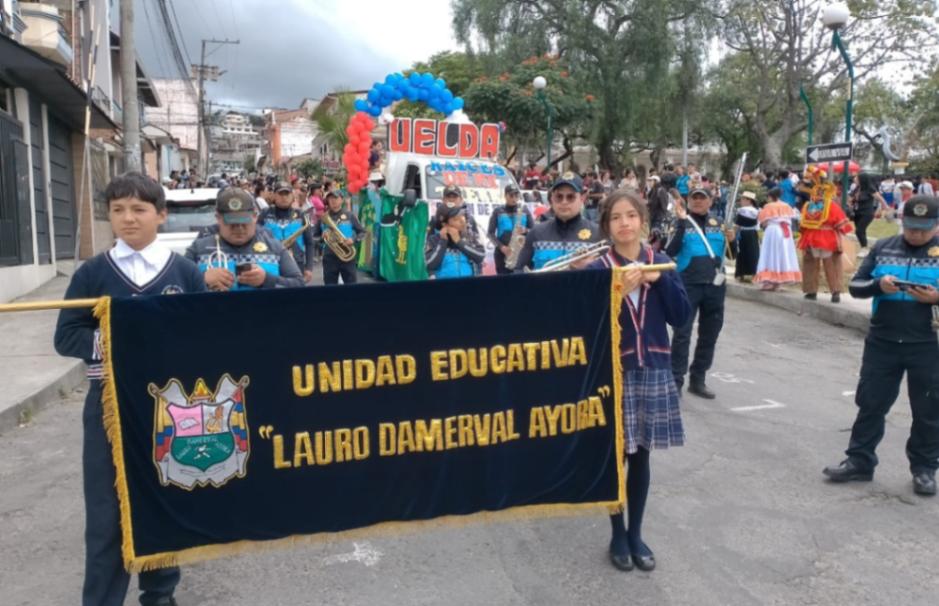 Los actos empezaron con un desfile con la participación de la comunidad educativa.