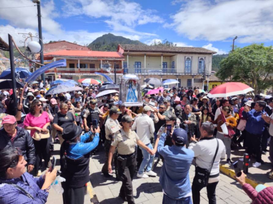 Los feligreses se volcaron a las calles para acompañar a la ‘Churona’. (Fotografía cortesía Danny Vera Producciones-Saraguro)