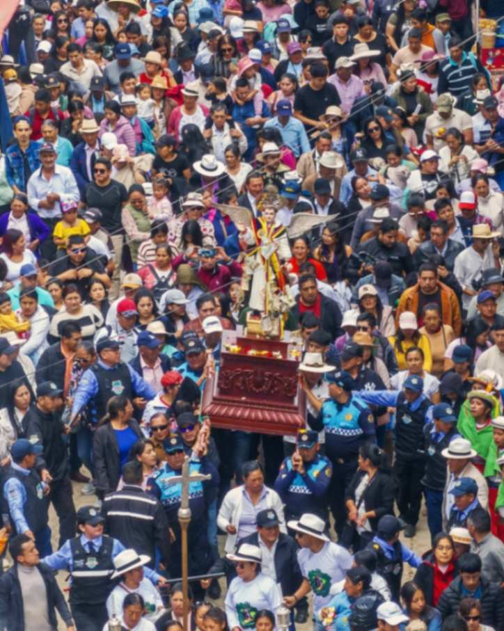 Tras la misa en la iglesia matriz, la imagen, rodeada de cientos de fieles, en procesión fue a la explanada del sector Cocheturo. 