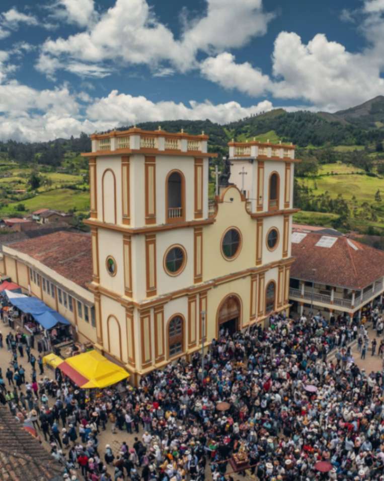 Cientos de feligreses y visitantes se concentraron en la parroquia lojana, en el marco de la actividad religiosa y cultural.