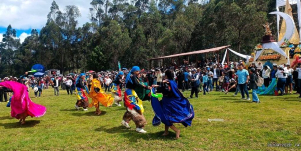 Los grupos de danza fascinaron al público presente en la explanada de Cocheturo.