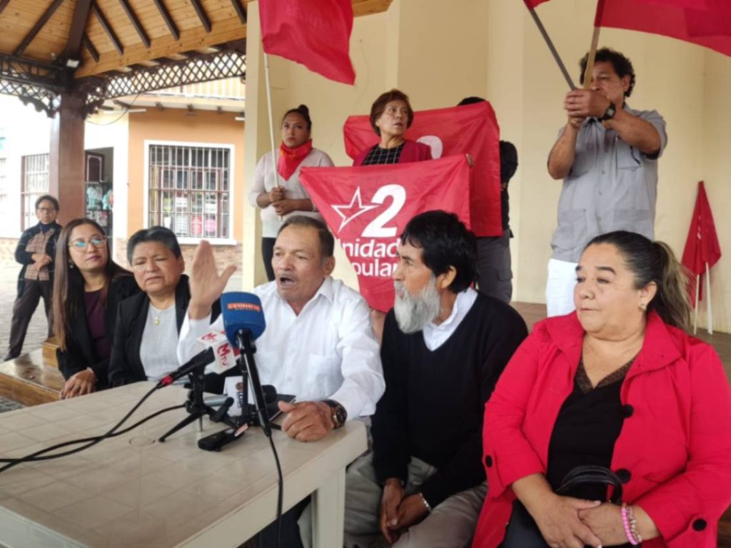 Varios dirigentes, en la glorieta de San Sebastián, ofrecieron ayer una rueda de prensa.