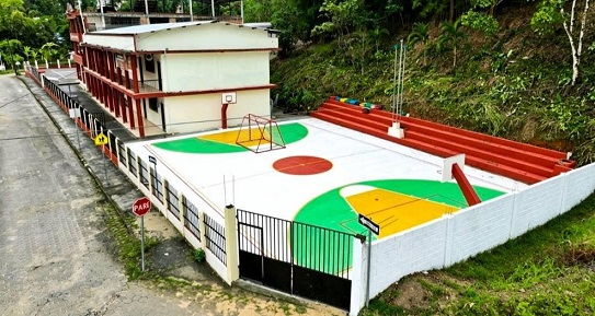 La intervención contempló la adecuación del graderío, enlucido, fundición de la cancha, empastado y pintura.