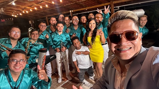 La Orquesta Tropicalisima está conformada por 14 Músicos en escenario.
