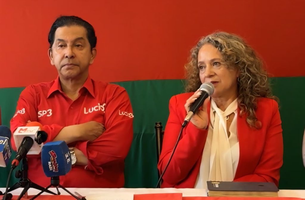 Patricia Picoíta junto al expresidente de la República, Lucio Gutiérrez.