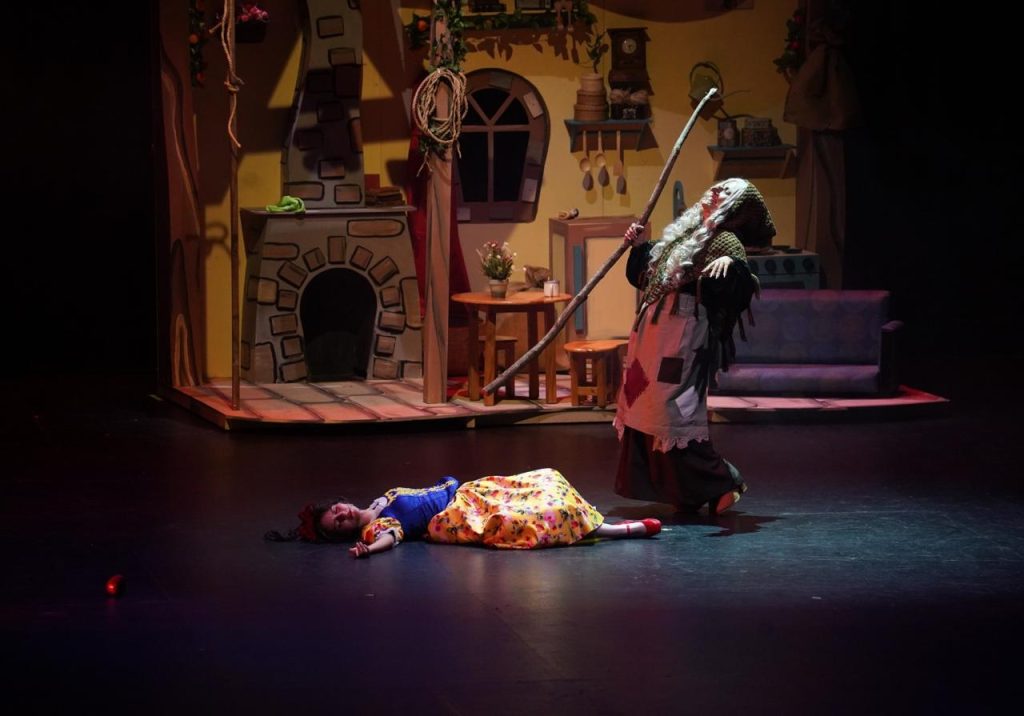 Gina Ordóñez en la obra Blancanieves como la bruja malvada.