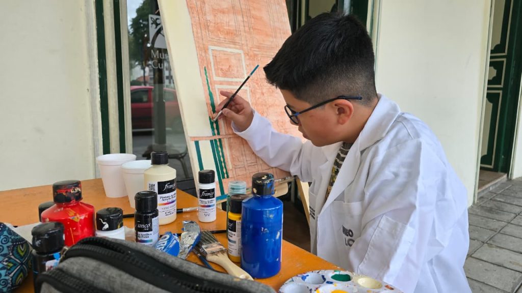 El niño Matías Flores pintó una obra artística como parte de la conmemoración de la fecha.