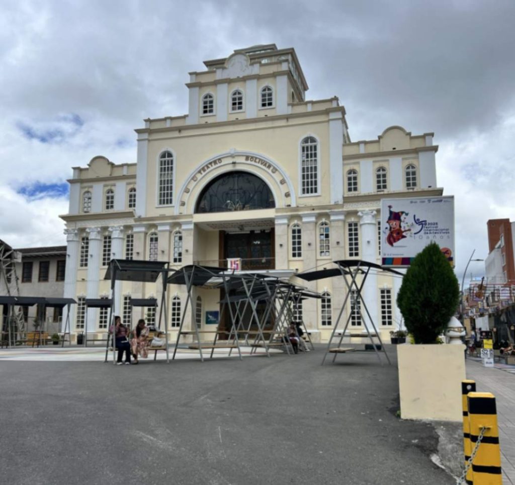La Plaza de la Cultura es adornada por el teatro Bolívar.
