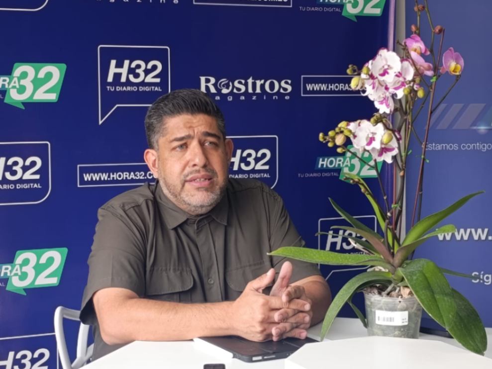 Juan Pablo Martínez, asesor de conservación de Ecuagenera, invita a la ciudadanía a visitar la exposición.