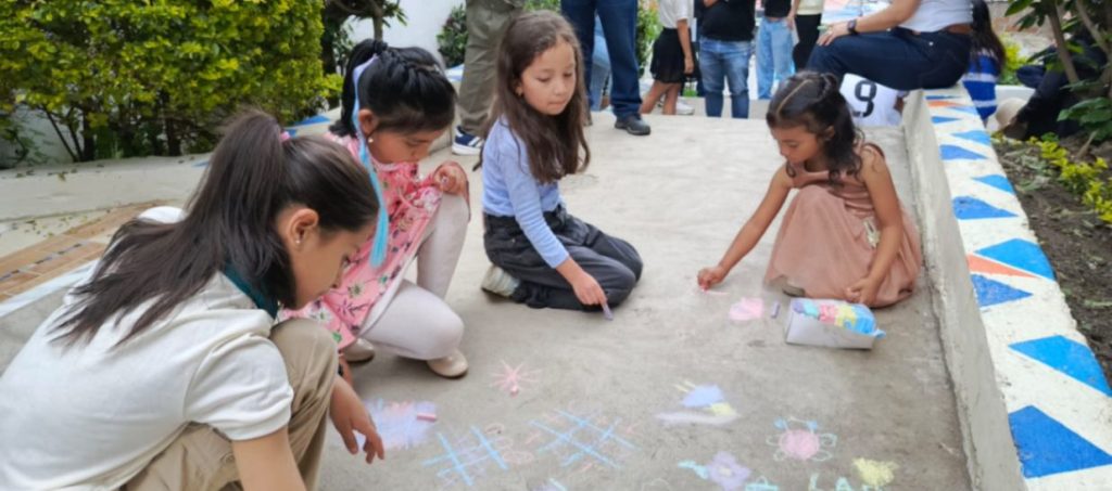 El colectivo a lo largo del año realiza diversas actividades enfocadas en el arte, literatura y música.