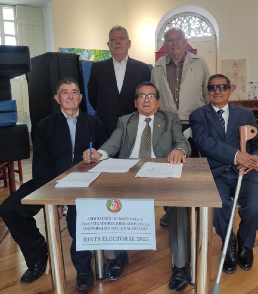 Nelson Novillo junto a exdocentes de la UNL.