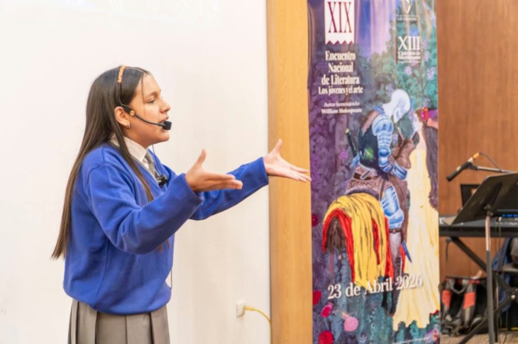 La estudiante lojana durante su participación en Cuenca.