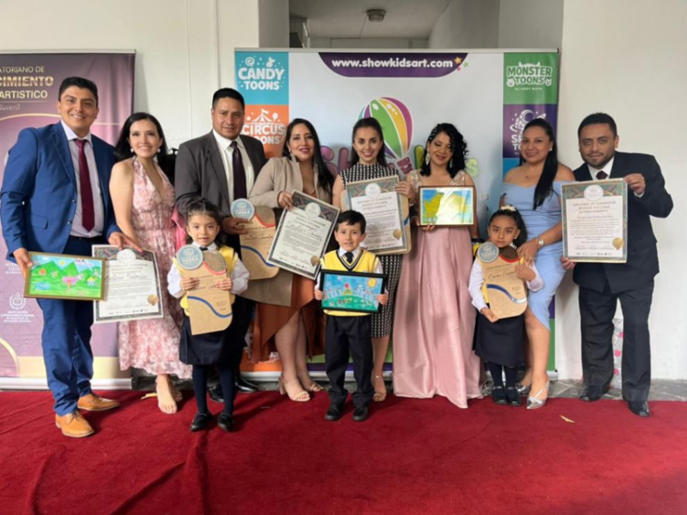 Los estudiantes junto a sus docentes y familiares.