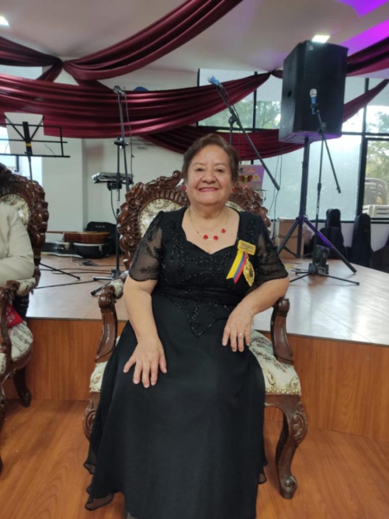 La homenajeada, con título de ingeniera en Contabilidad y Auditoría, tiene cuatro hijos y ocho nietos.