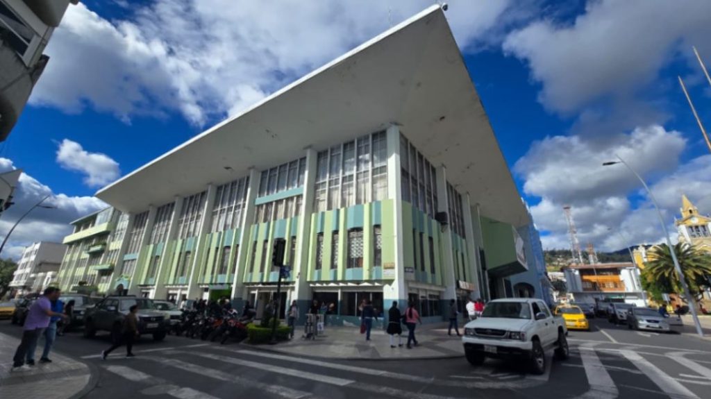 Según el concejal John Espinosa, alrededor de 90 funcionarios del Municipio de Loja son designados bajo la figura de libre nombramiento y remoción.