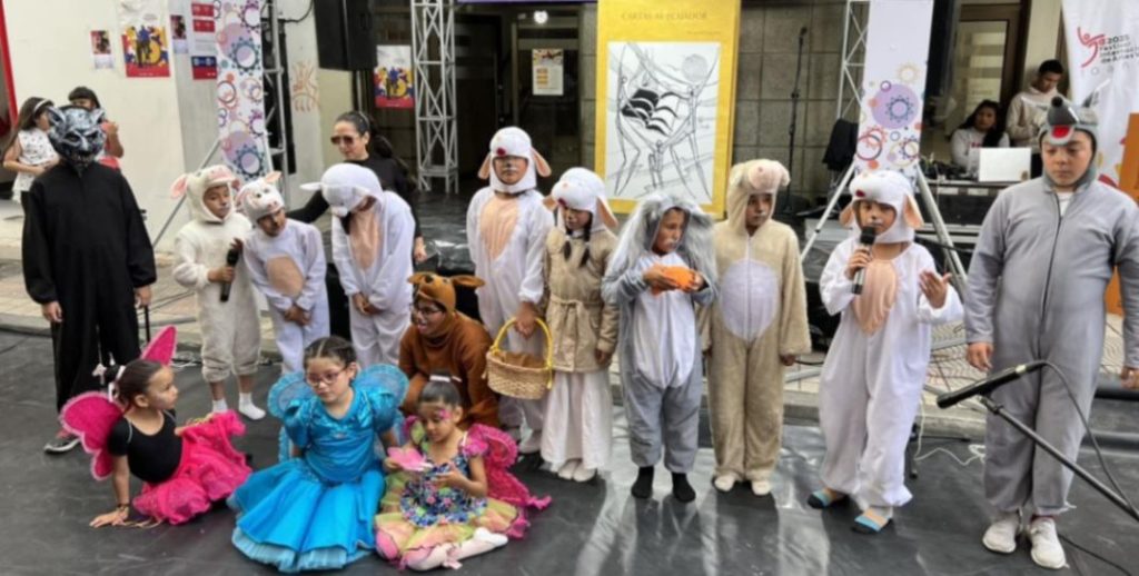 Al finalizar cada periodo trimestral, los niños realizan una muestra escénica abierta al público, en la que presenta lo aprendido.