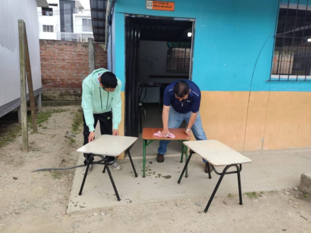 La comunidad educativa y entidades lojanas se sumaron a la labor.