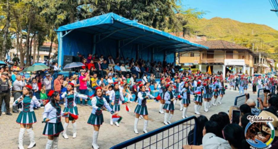 El desfile cívico y estudiantil forma parte de las actividades centrales por los 165 años de Vilcabamba.