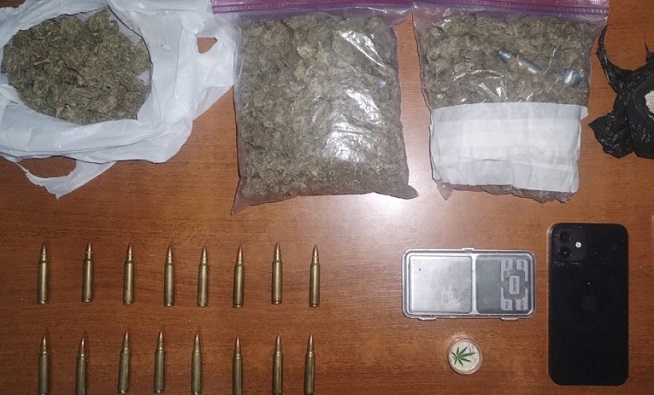 La droga y la munición que la Policía Nacional decomisó la noche del último miércoles.