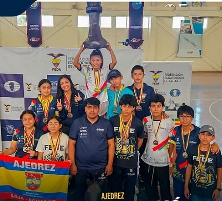 Representantes lojanos de la disciplina de ajedrez.