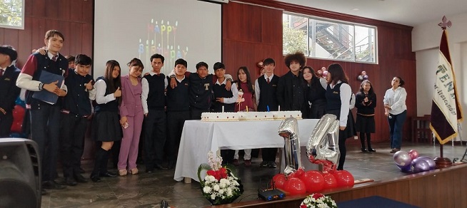 Los estudiantes celebraron con alegría este aniversario.