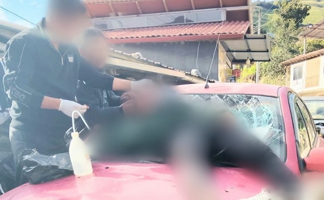 El conductor de la motocicleta quedó mal herido sobre el capó de ese vehículo.