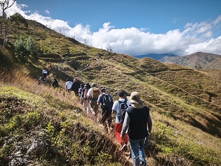 Comunidad y autoridades de Quilanga recorren los vestigios recuperados del Camino Real Andino durante el Inti Raymi.