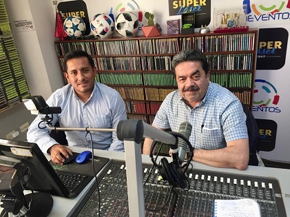 Gonzalo (der.) junto a su hijo, Álvaro, han logrado que Super Láser continúe como una de las preferidas de la audiencia.