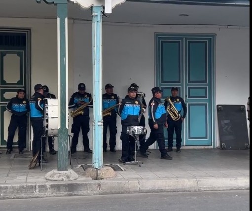 La agrupación musical del Ayuntamiento, presente en el acto del último domingo, en los bajos de la Gobernación.