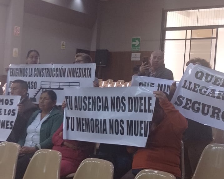 Los habitantes asistieron con pancartas al Salón del Cabildo, este martes, 9 de junio de 2026.