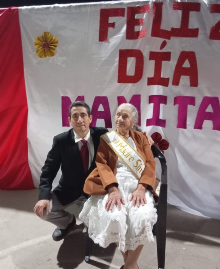La homenajeada procreó nueve hijos. La acompaña uno de ellos: Jorge Betancourt Castillo.