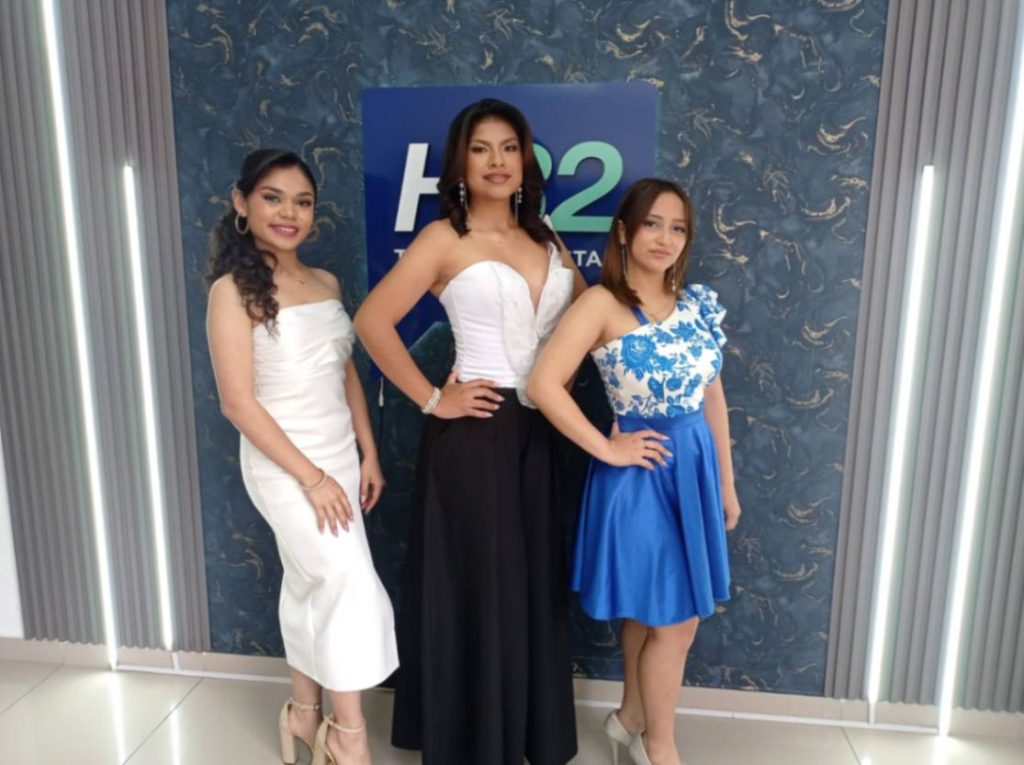 Andrea Mishell Saraguro, Elva Magaly Ramírez y Lía Isabel Olivo Valle invitan a la comunidad a participar activamente de las fiestas de cantonización.