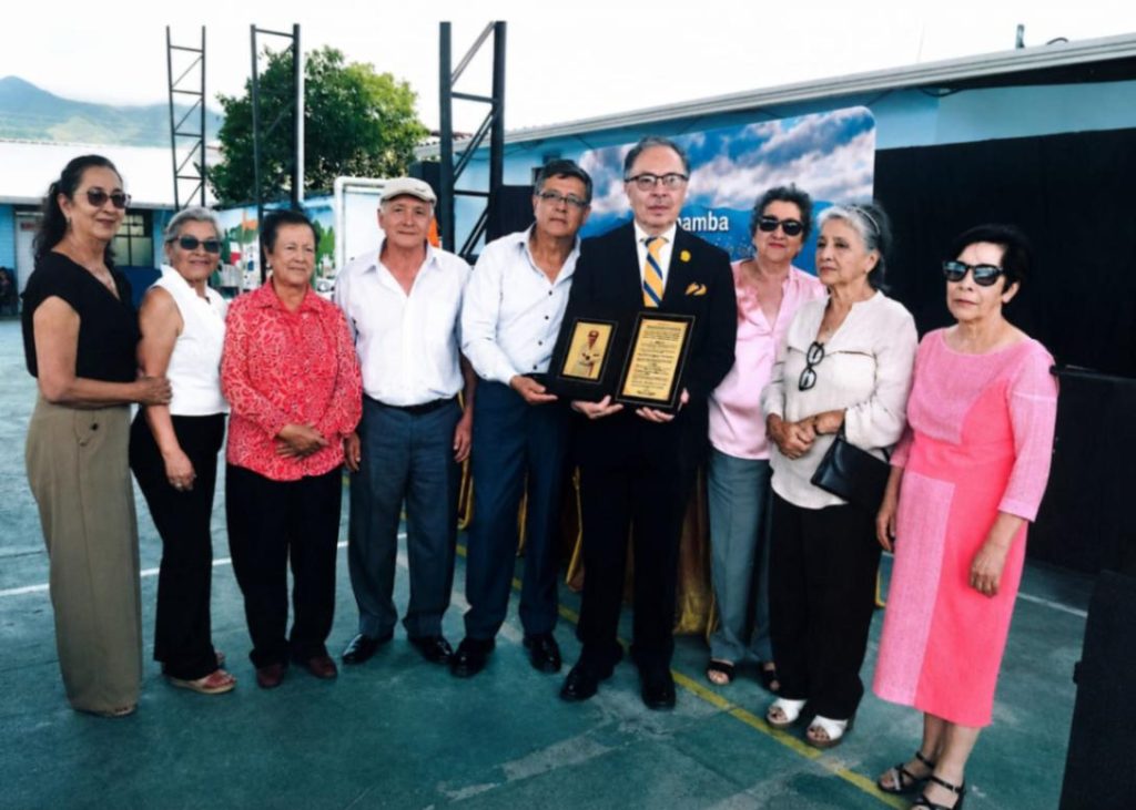 Exfuncionarios y fundadores de la casa de salud se adhirieron públicamente a la felicitación.