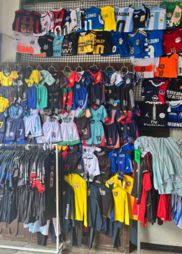 Las camisetas son de los artículos más visibles en los locales comerciales.