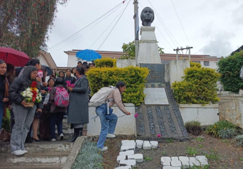 Participantes del acto simbólico ‘Un voto, una flor’ rindieron homenaje a Matilde Hidalgo.