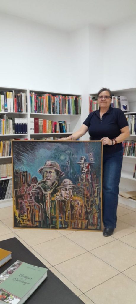 Faviola Fajardo Pineda, secretaria General del Sindicato, junto a la obra que pasa a ser un activo del gremio.