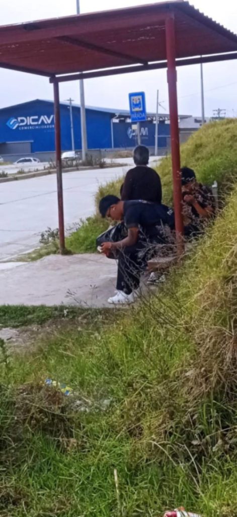 Las esperas en las paradas tardan mucho tiempo y ello tiene inquietos a los usuarios.
