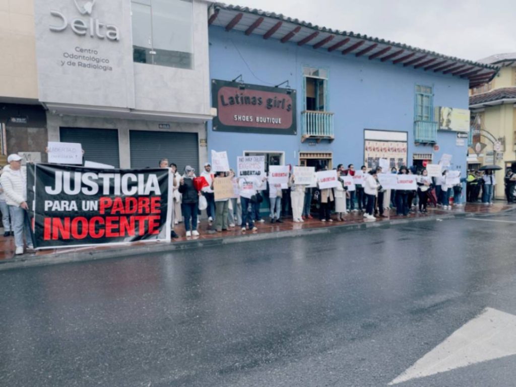 Se organizó un plantón frente a la Junta Cantonal de Protección de Derechos de Loja.