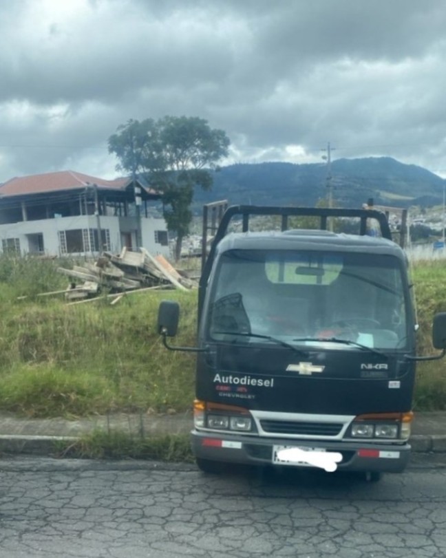 Obreros, materiales y un vehículo hicieron ayer actos de presencia en el barrio.