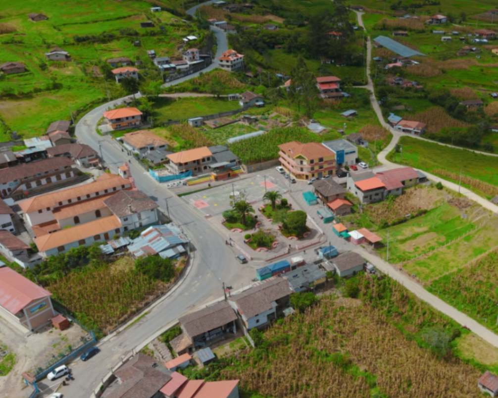 La parroquia cuenta con tres pisos climáticos que favorecen una amplia diversidad productiva.