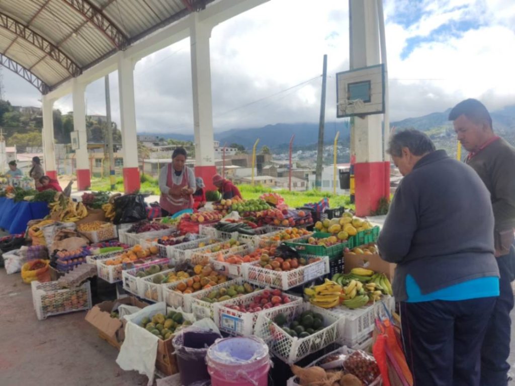 El evento comercial se desarrolla en la cancha cubierta del lugar.