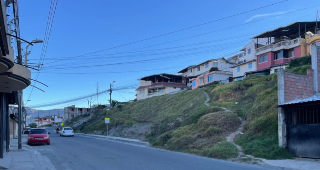 La vereda se encuentra ubicada en la avenida Eugenio Espejo y calle Punaes.