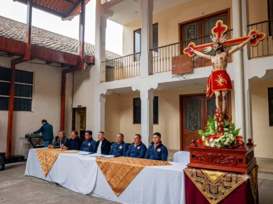 El párroco Julio Yaguana y los devotos presentaron la programación de las festividades en honor al Señor de la Agonía.