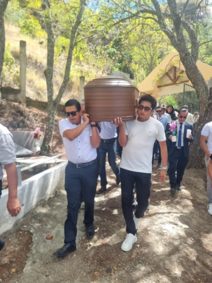 Los restos mortales fueron inhumados en el cementerio general de la parroquia lojana. (Fotografía cortesía: Jhonatan Fabricio Vele Romero)